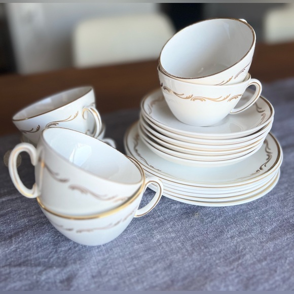 ROYAL STAFFORD AIR CANADA White/Gold Scroll Cup, Saucer, Plate! Set of 6 - Picture 1 of 7